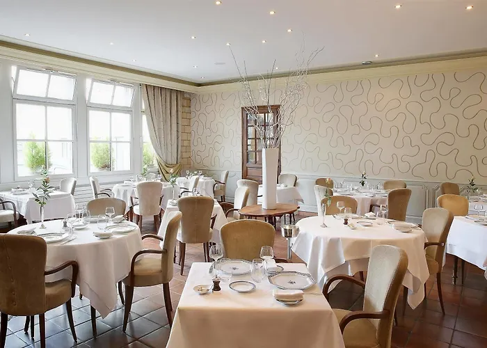 Logis Restaurant Le Dauphin Et Le Du Prieure Hotel