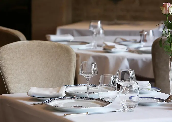 Hotel Logis Restaurant Le Dauphin Et Le Du Prieure