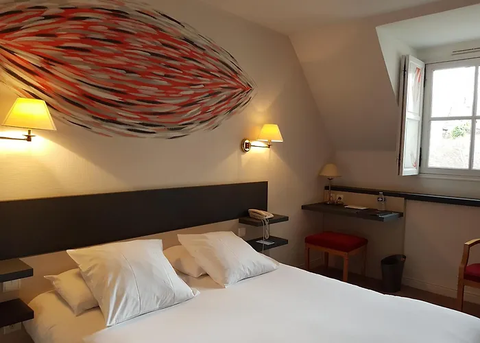 Logis Restaurant Le Dauphin Et Le Du Prieure 3*