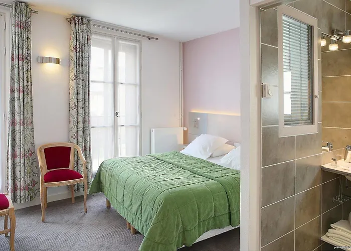 Hotel Logis Restaurant Le Dauphin Et Le Du Prieure