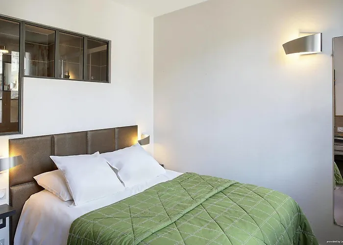 Restaurant Le Dauphin Et Le Du Prieuré