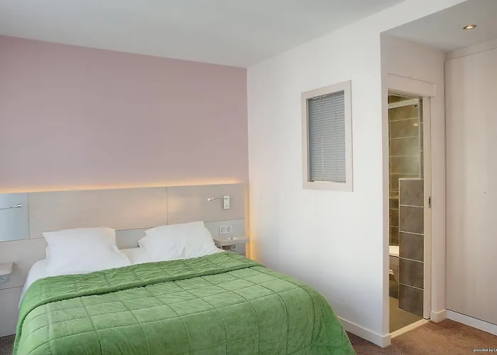 Hotel Logis Restaurant Le Dauphin Et Le Du Prieure