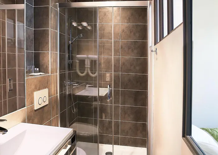 Restaurant Le Dauphin Et Le Du Prieuré